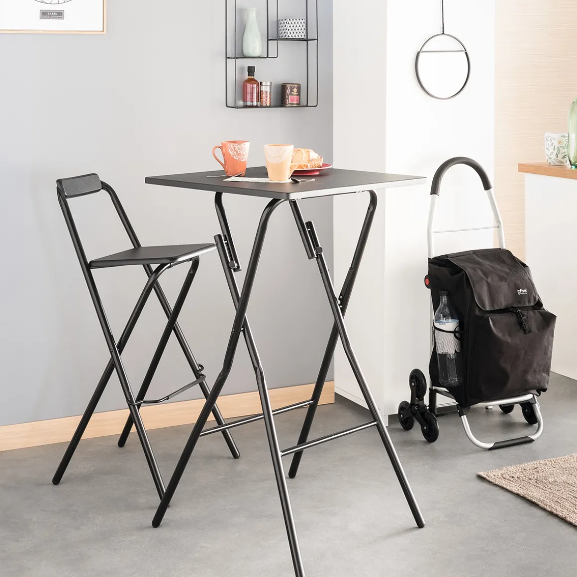 Table de bar et 2 chaises pliantes